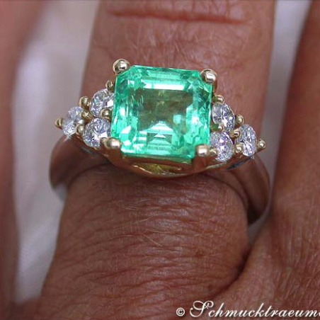 Exquisite Emerald Diamond Ring