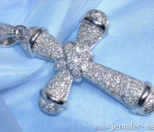 Precious Diamond Cross Pendant in White gold