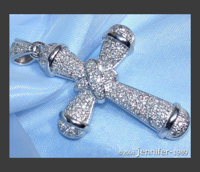 Precious Diamond Cross Pendant in White gold Precious Diamond Cross Pendant in White gold