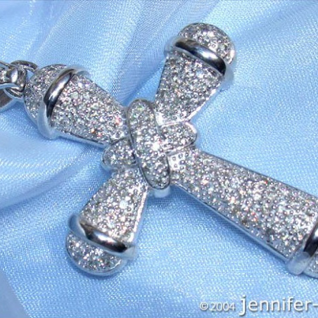 Precious Diamond Cross Pendant in White gold