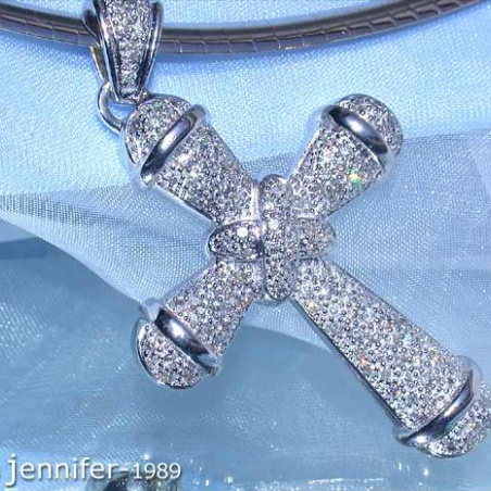 Precious Diamond Cross Pendant in White gold