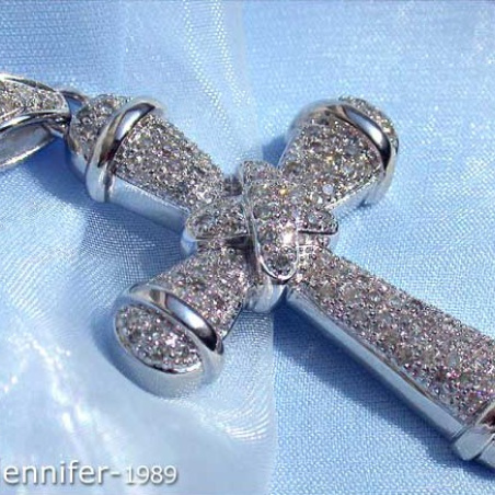 Precious Diamond Cross Pendant in White gold