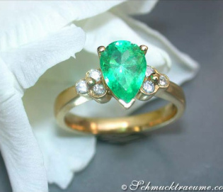 Magnificent Emerald Pear Ring with Diamons