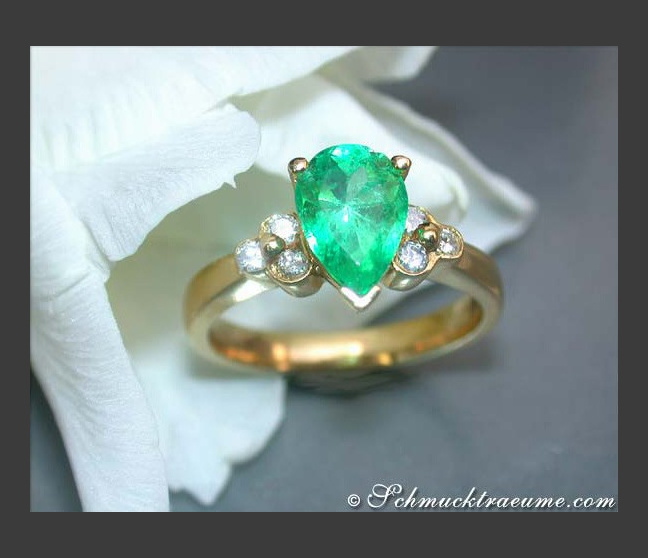 Magnificent Emerald Pear Ring with Diamons Magnificent Emerald Pear Ring with Diamons