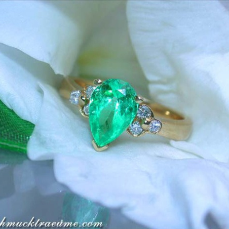 Magnificent Emerald Pear Ring with Diamons