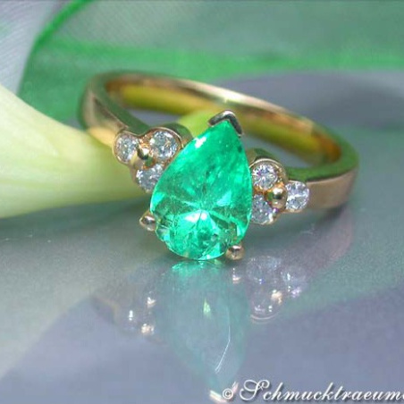 Magnificent Emerald Pear Ring with Diamons