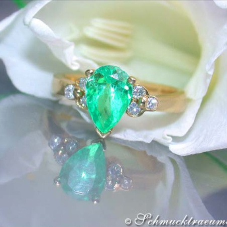 Magnificent Emerald Pear Ring with Diamons
