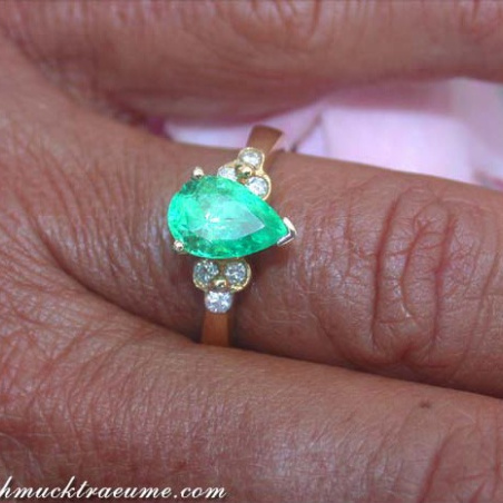 Magnificent Emerald Pear Ring with Diamons