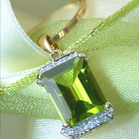 Beautiful Peridot Diamond Pendant