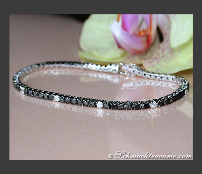 Pretty Tennis Bracelet with Black & White Diamonds Pretty Tennis Bracelet with Black & White Diamonds