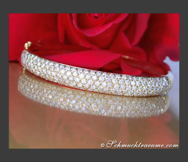Magnificent Diamond Bangle in Yellow Gold Magnificent Diamond Bangle in Yellow Gold