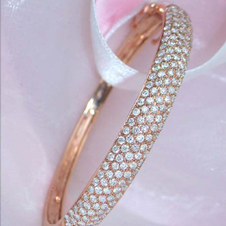Pretty Diamond Bangle in Rose gold