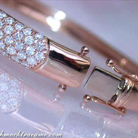 Pretty Diamond Bangle in Rose gold