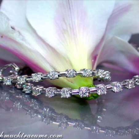 Magnificent Diamond Bracelet in Platinum
