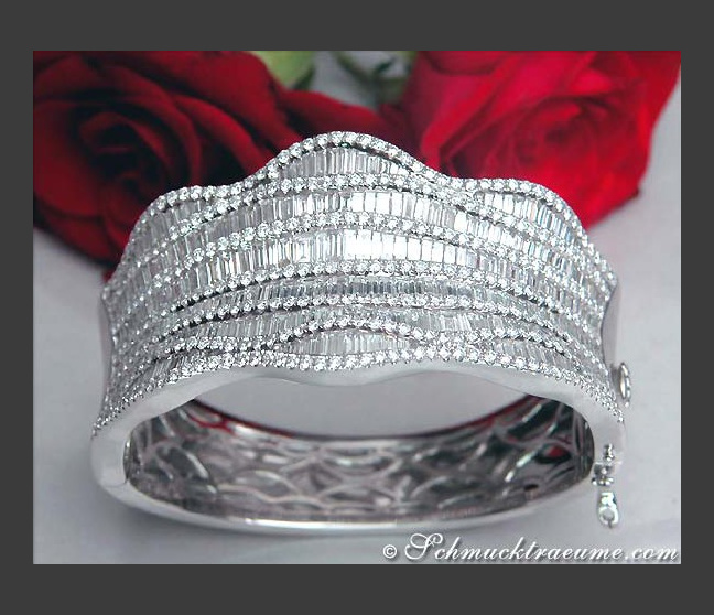 Luxurious Diamond Bangle (15,99 ct.) Luxurious Diamond Bangle (15,99 ct.)