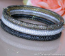 Armreifen mit weißen und naturbraunen Brillanten sowie schwarzen Diamanten