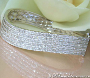 High-end Diamond Bangle in White gold 18k
