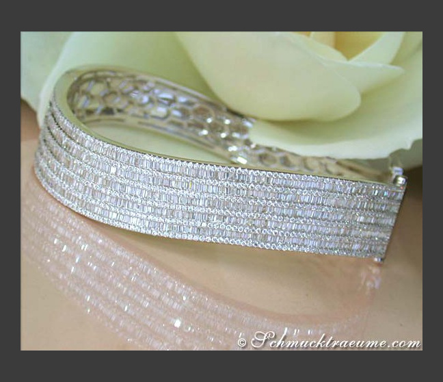 High-end Diamond Bangle in White gold 18k High-end Diamond Bangle in White gold 18k