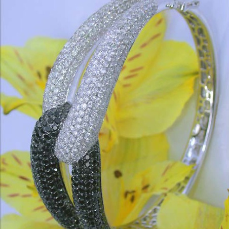 Brillanten Armreif mit schwarzen Diamanten