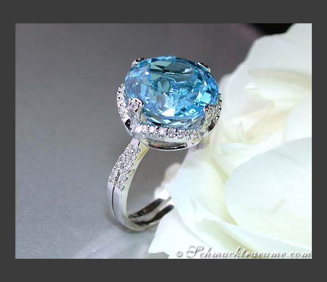 Exquisite Blue Topaz Ring with Diamonds Exquisite Blue Topaz Ring with Diamonds