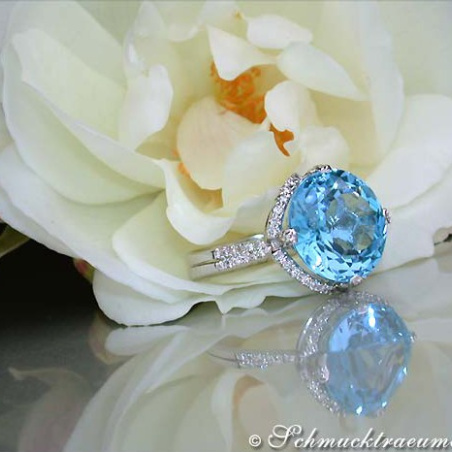 Exquisite Blue Topaz Ring with Diamonds