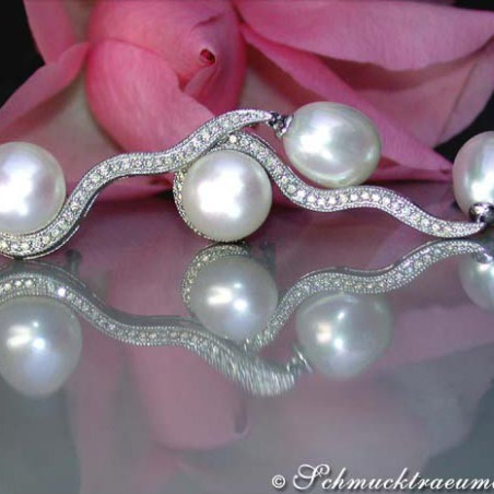 Curved cultured pearls diamonds stud earrings