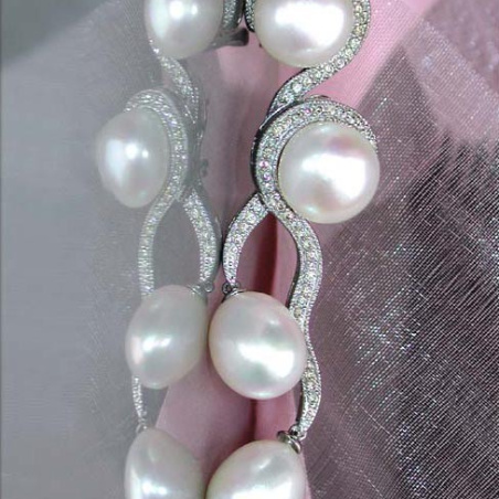 Curved cultured pearls diamonds stud earrings