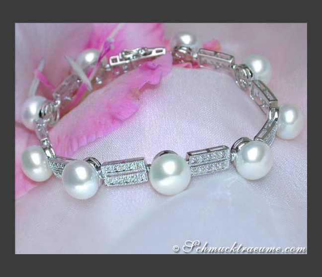 Pretty Cultured Pearl Bracelet with Diamonds Pretty Cultured Pearl Bracelet with Diamonds