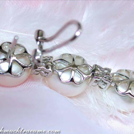 Pretty Dangling Earrings with Freshwater Pearls