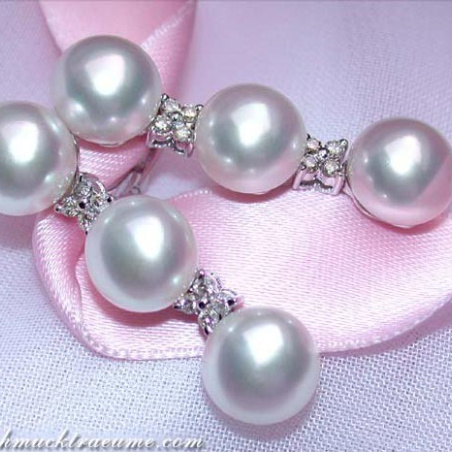 Pretty Dangling Earrings with Freshwater Pearls