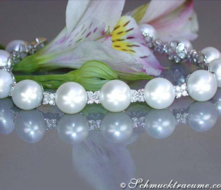 Elegant Freshwater Pearl Bracelet with Diamonds