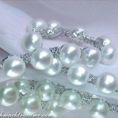 Elegant Freshwater Pearl Bracelet with Diamonds