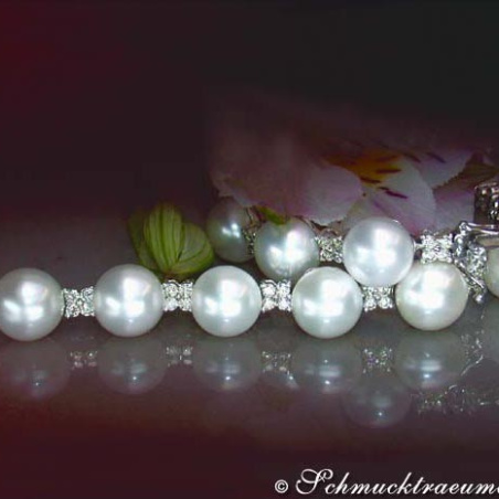 Elegant Freshwater Pearl Bracelet with Diamonds