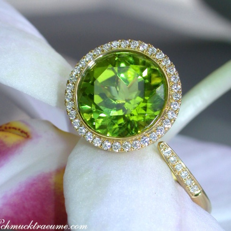 Interesting Peridot Diamond Ring