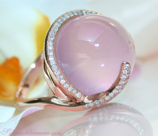Beautiful Rose Quartz Diamond Ring