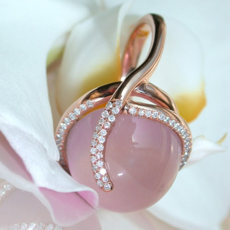 Beautiful Rose Quartz Diamond Ring