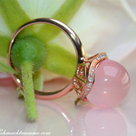 Enchanting Rose Quartz Diamond Ring