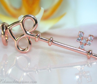 Cute Diamond Key Pendant in Rose gold 18k
