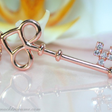 Cute Diamond Key Pendant in Rose gold 18k