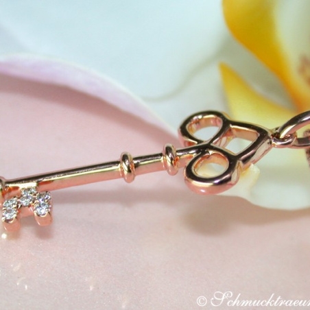 Cute Diamond Key Pendant in Rose gold 18k