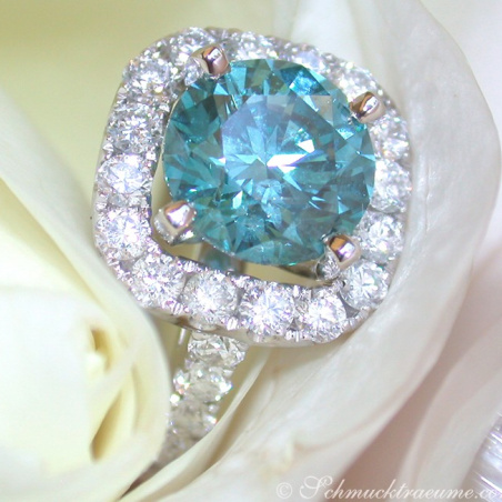 Exquisite blue diamond solitaire ring