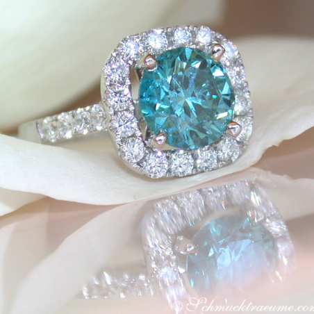 Exquisite blue diamond solitaire ring