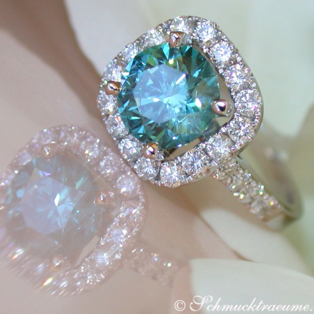 Exquisite blue diamond solitaire ring