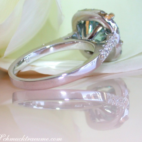 Exquisite blue diamond solitaire ring