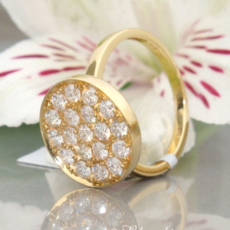 Unusual Diamond Ring in Yellow gold