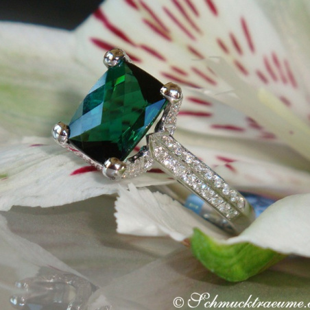 Feminine Green Tourmaline Ring with Diamonds