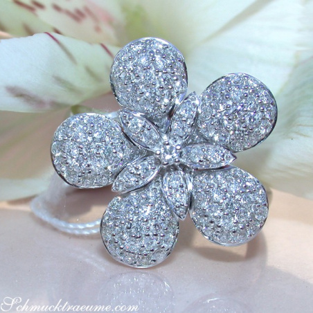 Feminine Diamond Flower Ring