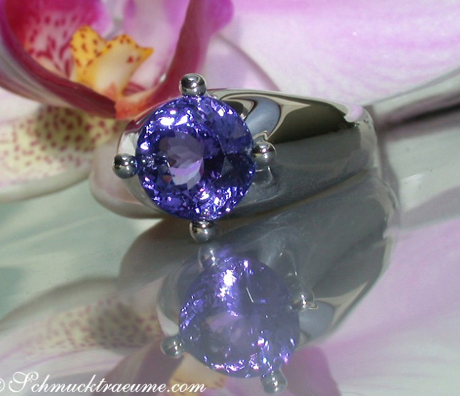 Stately Tanzanite Solitaire Ring Stately Tanzanite Solitaire Ring