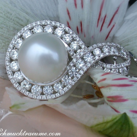 Exquisite Southsea Pearl Pendant with Diamonds