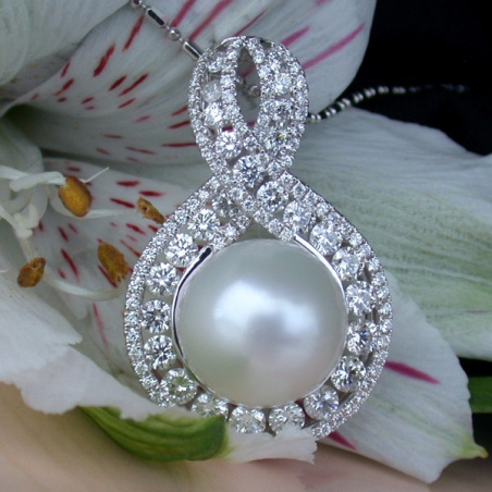 Exquisite Southsea Pearl Pendant with Diamonds